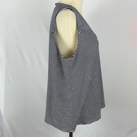 Monteau Sleeveless Blouse with Center Pleat and Keyhole in Back - Size XL - Picture 7 of 10